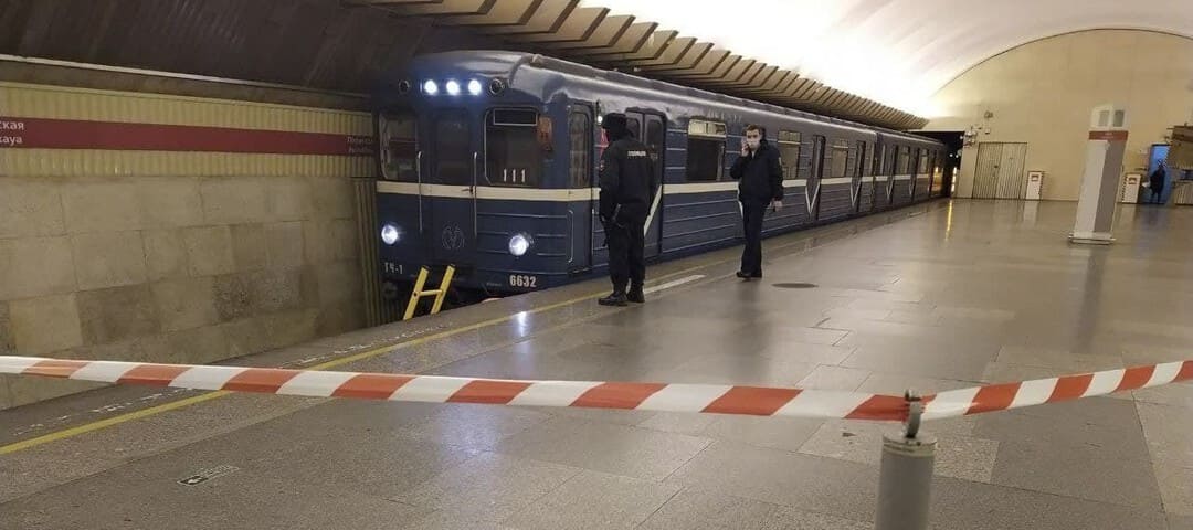 Человек упал на пути между станциями метро “Спасская” и “Горный институт”