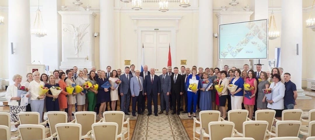 Премии за вклад в развитие петербургской культуры вручили в Смольном