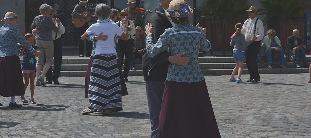 На улицах города возобновились танцевальные вечера